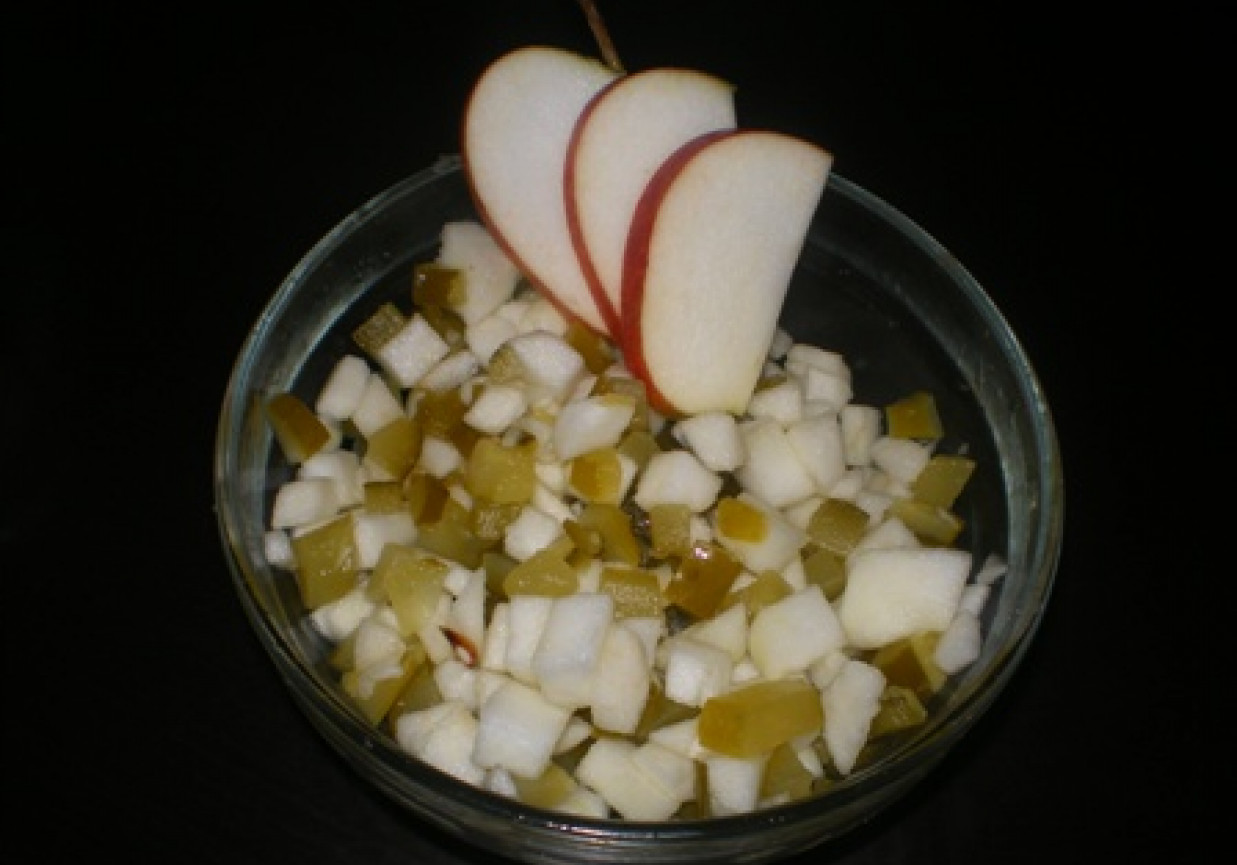 Sałatka z jabłek i kiszonych ogórków foto