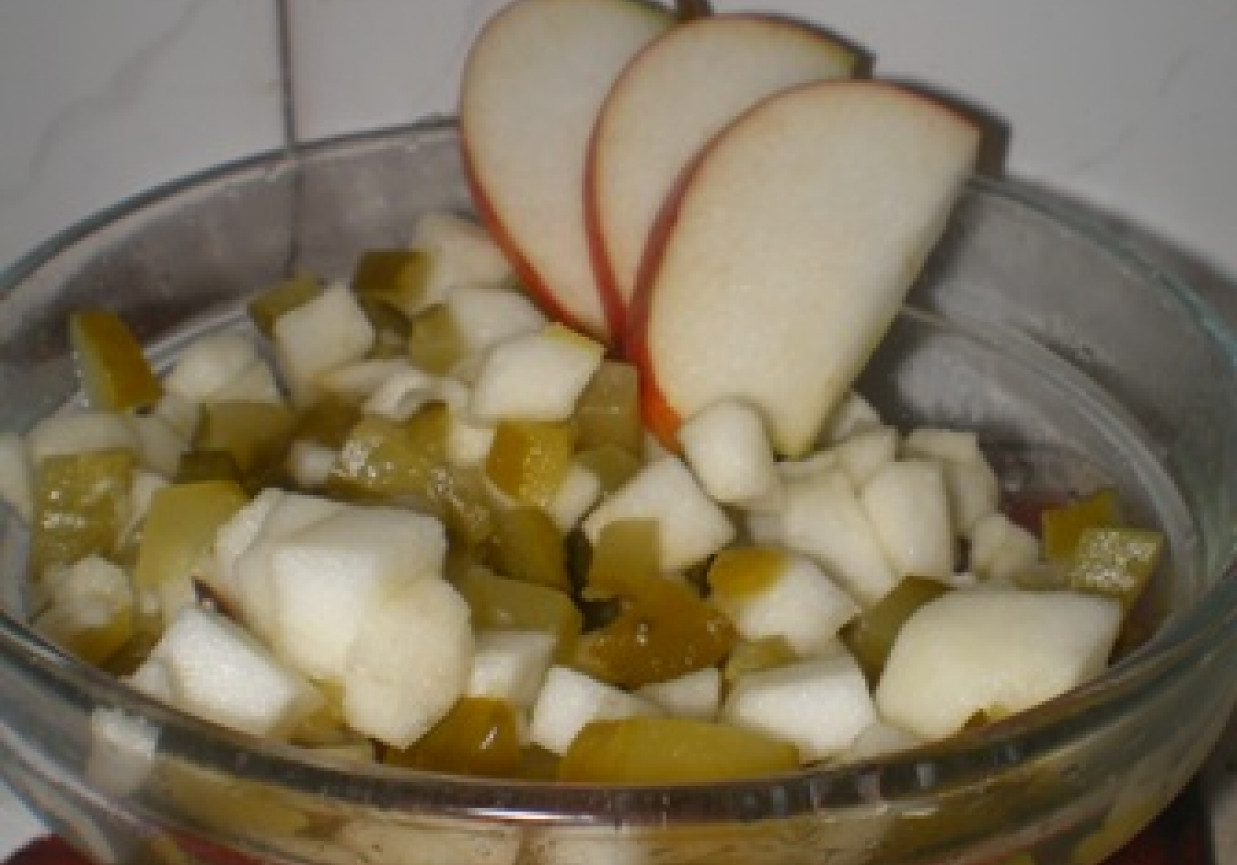 Sałatka z jabłek i kiszonych ogórków foto
