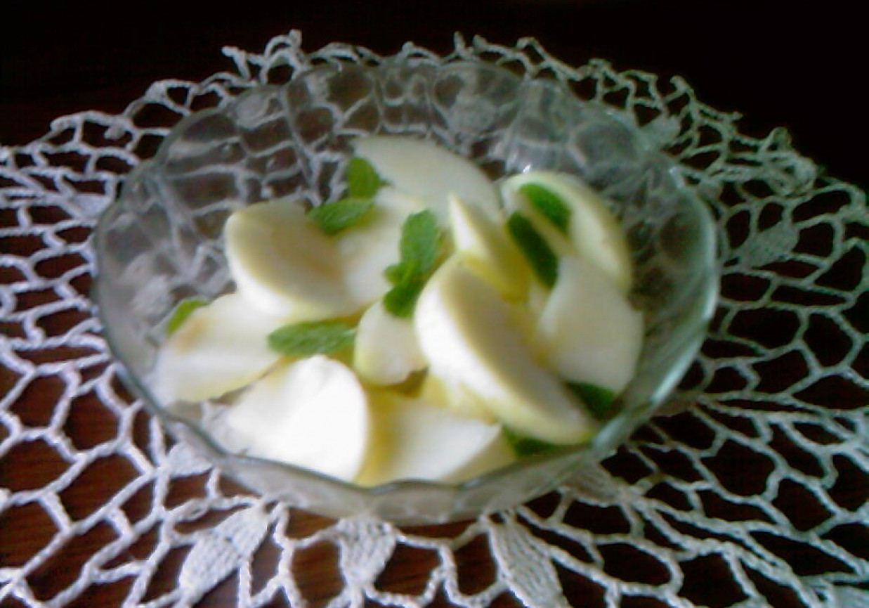 Sałatka z jabłek z miętą i limonką foto