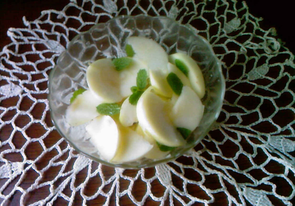 Sałatka z jabłek z miętą i limonką foto