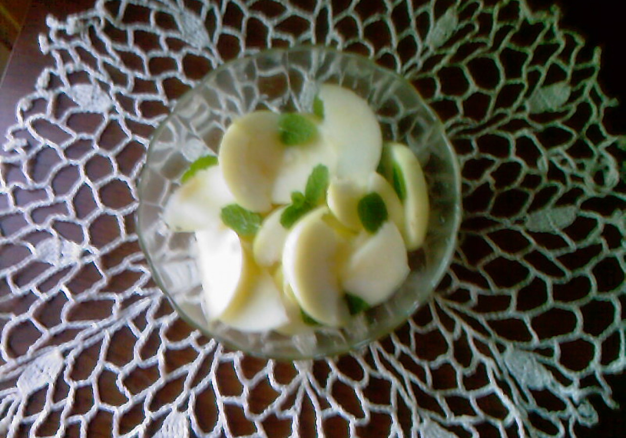 Sałatka z jabłek z miętą i limonką foto