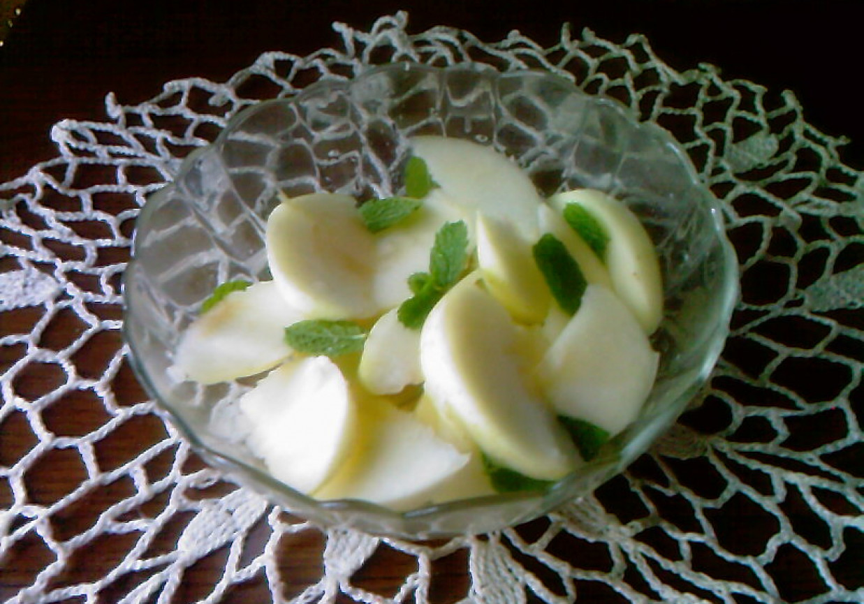 Sałatka z jabłek z miętą i limonką foto