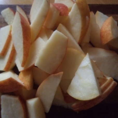 Krok 1 - Sałatka z jabłka , sałaty lodowej oraz rodzynek i orzechów foto