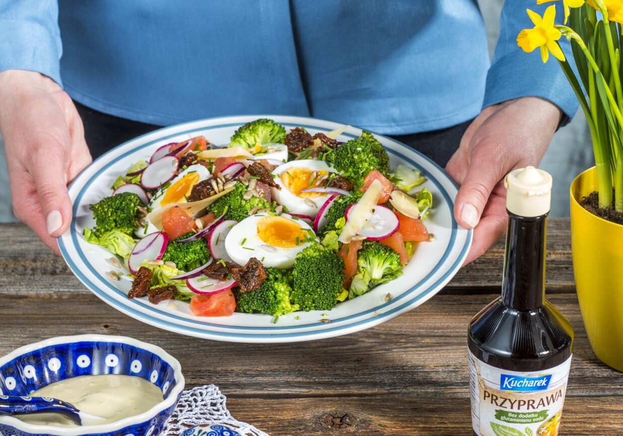 Sałatka z jajek, brokułów i suszonych pomidorów foto