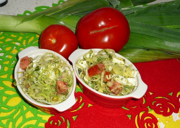 Fotografia przedstawiająca Sałatka z jajkami, porami i zielonym groszkiem