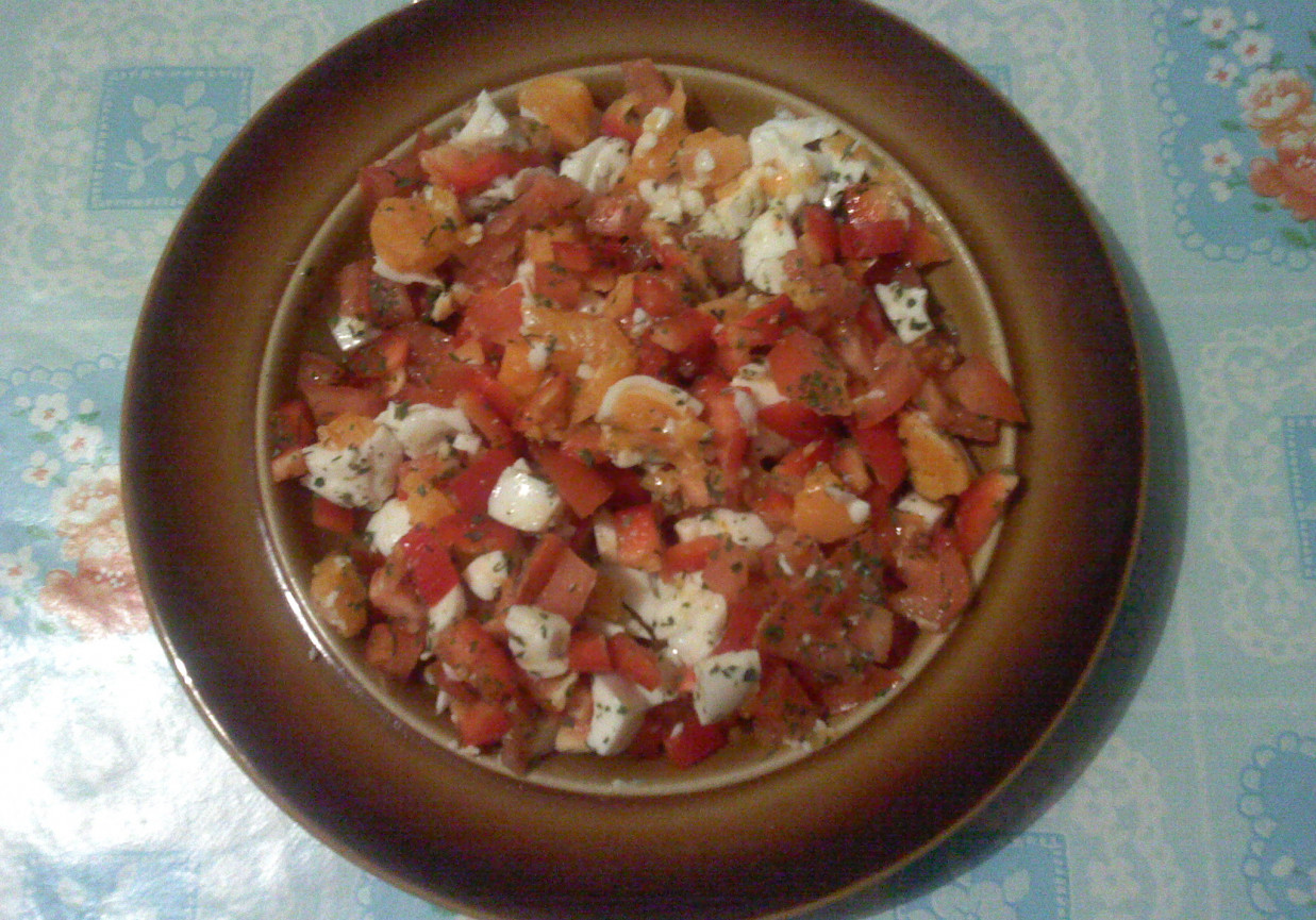 Sałatka z jajkiem i pomidorem w ziołach foto