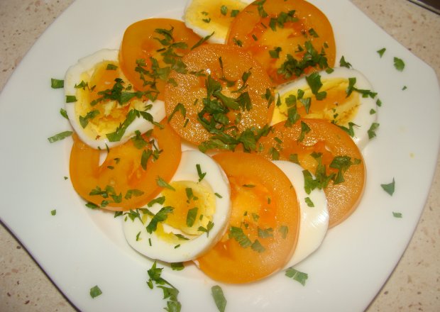 Fotografia przedstawiająca Sałatka z jajkiem i pomidorem