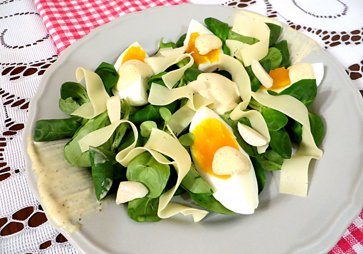 Sałatka z jajkiem i serem foto