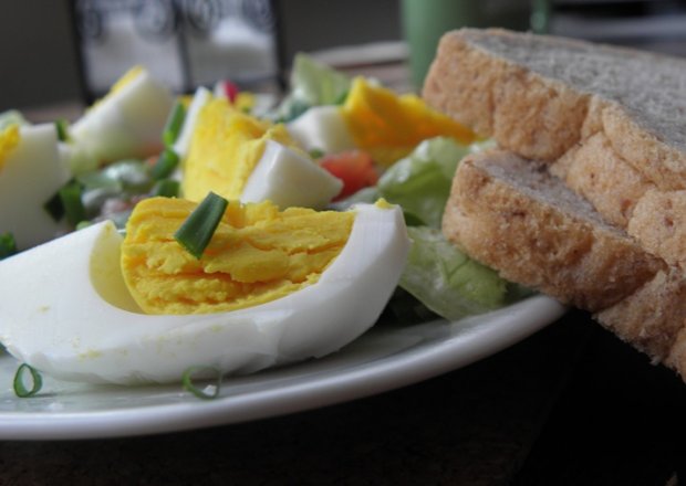 Fotografia przedstawiająca Sałatka z jajkiem i warzywami.