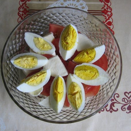 Krok 2 - Sałatka z jajkiem, mozarellą i rzodkiewką foto