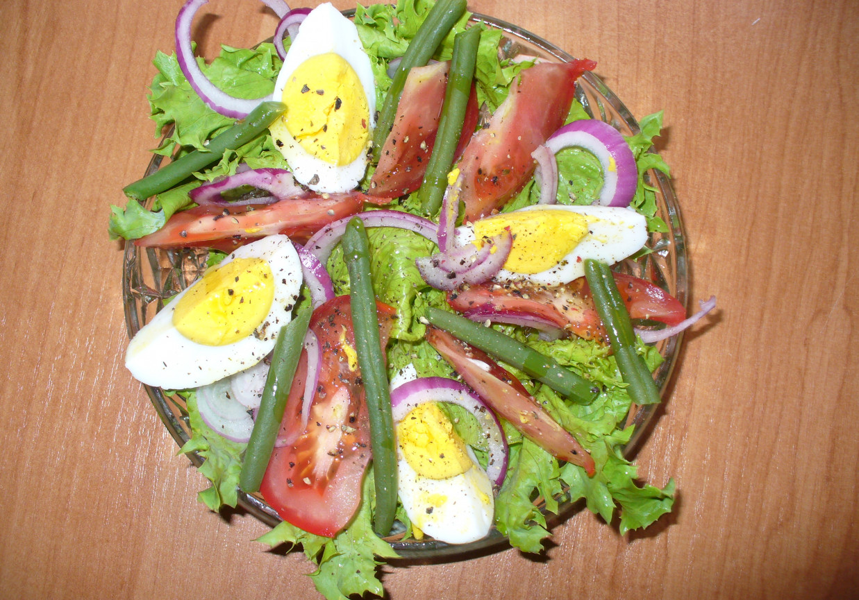Sałatka z jajkiem ,pomidorem i fasolką foto