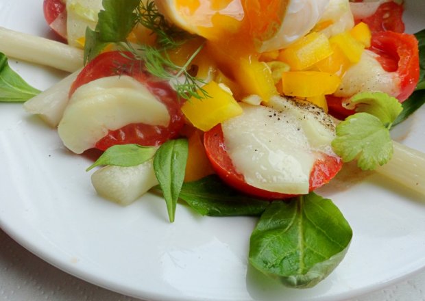 Fotografia przedstawiająca Sałatka z jajkiem, szparagami i zapiekanymi pomidorkami