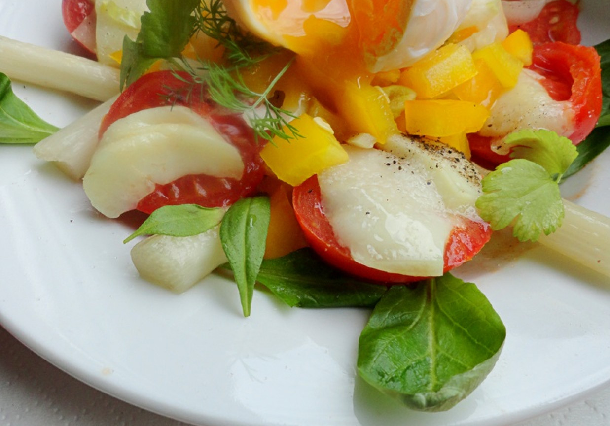 Sałatka z jajkiem, szparagami i zapiekanymi pomidorkami foto