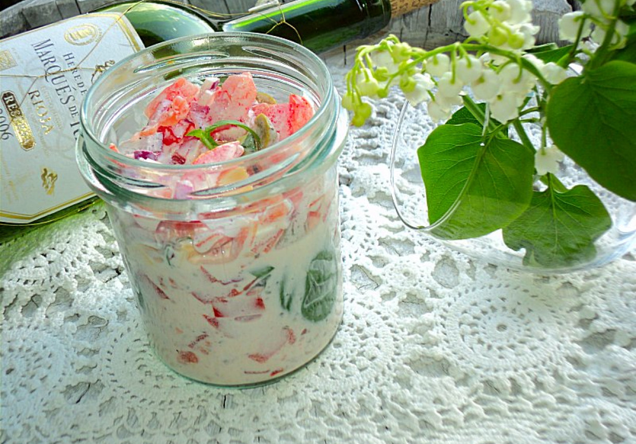 Sałatka z jogurtem greckim, olwikami, serem, pomidorem  foto