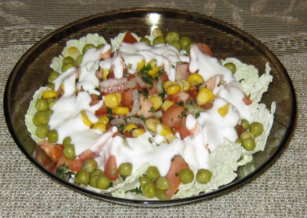 Fotografia przedstawiająca Sałatka z jogurtowo-majonezowym sosem