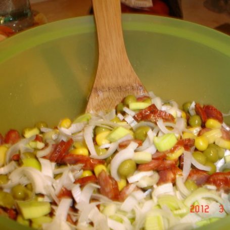 Krok 3 - Sałatka z kabanosem i suszonymi pomidorami foto