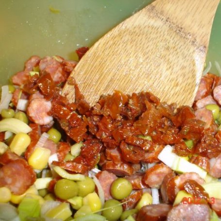 Krok 4 - Sałatka z kabanosem i suszonymi pomidorami foto