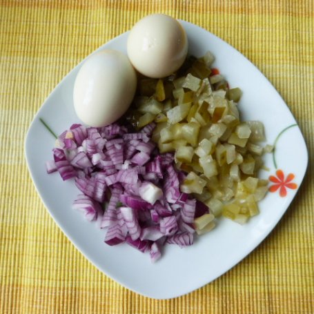 Krok 2 - Sałatka z kabanosów, jajek i cebuli foto