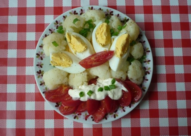 Fotografia przedstawiająca Sałatka z kalafiora i pomidorów