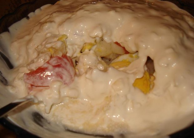 Fotografia przedstawiająca Sałatka z kalafiora, pomidorów, jajek i sera w sosie czosnkowym