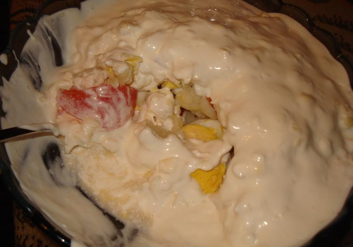 Sałatka z kalafiora, pomidorów, jajek i sera w sosie czosnkowym foto