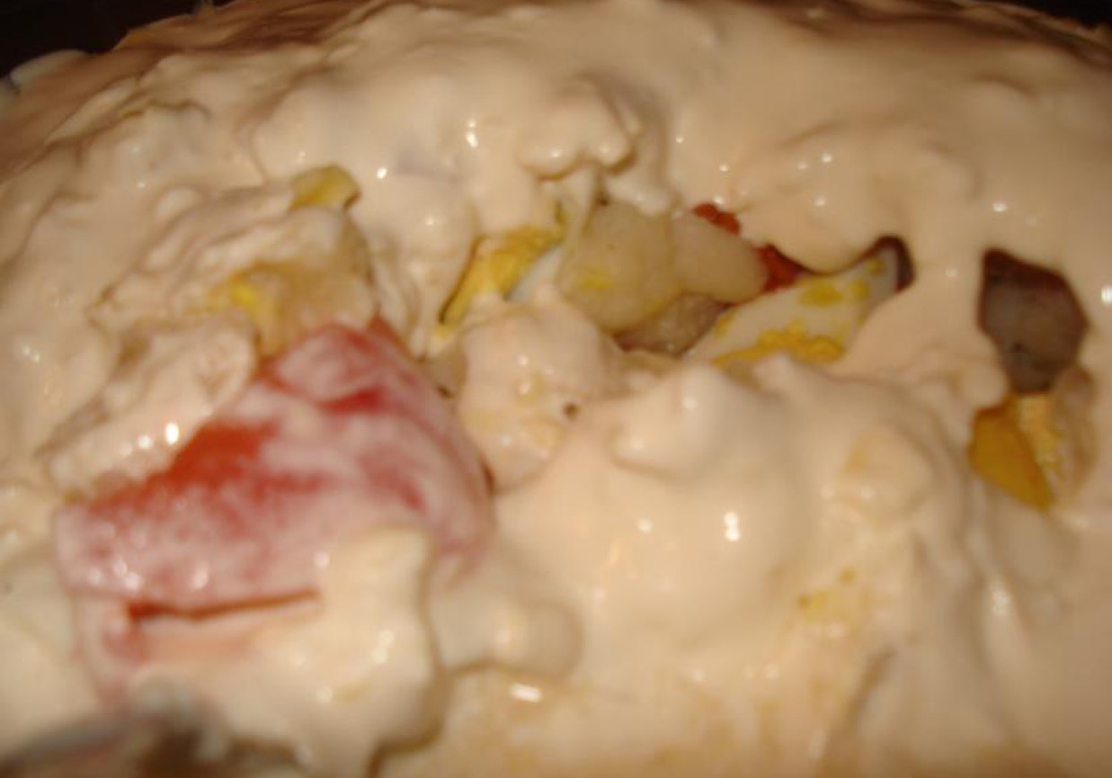 Sałatka z kalafiora, pomidorów, jajek i sera w sosie czosnkowym foto