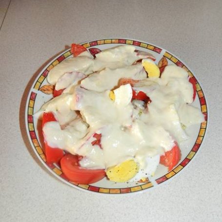 Krok 3 - Sałatka z kalafiora,pomidora i jajka w sosie majonezowo-chrzanowym. foto