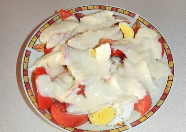Fotografia przedstawiająca Sałatka z kalafiora,pomidora i jajka w sosie majonezowo-chrzanowym.