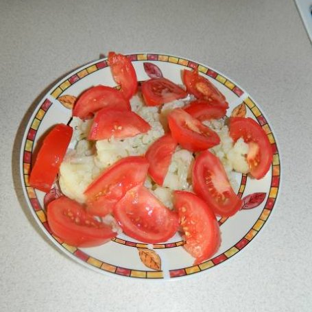 Krok 1 - Sałatka z kalafiora,pomidora i jajka w sosie majonezowo-chrzanowym. foto