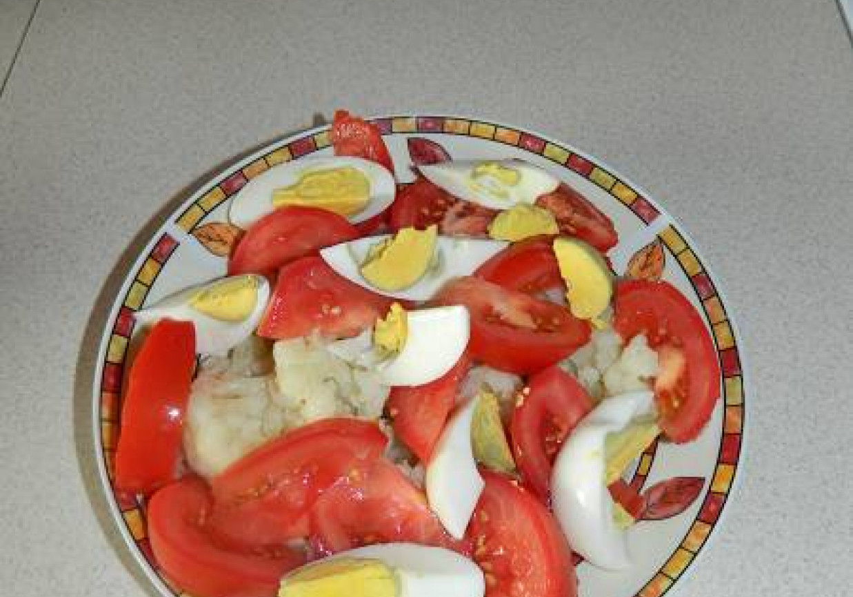 Sałatka z kalafiora,pomidora i jajka w sosie majonezowo-chrzanowym. foto