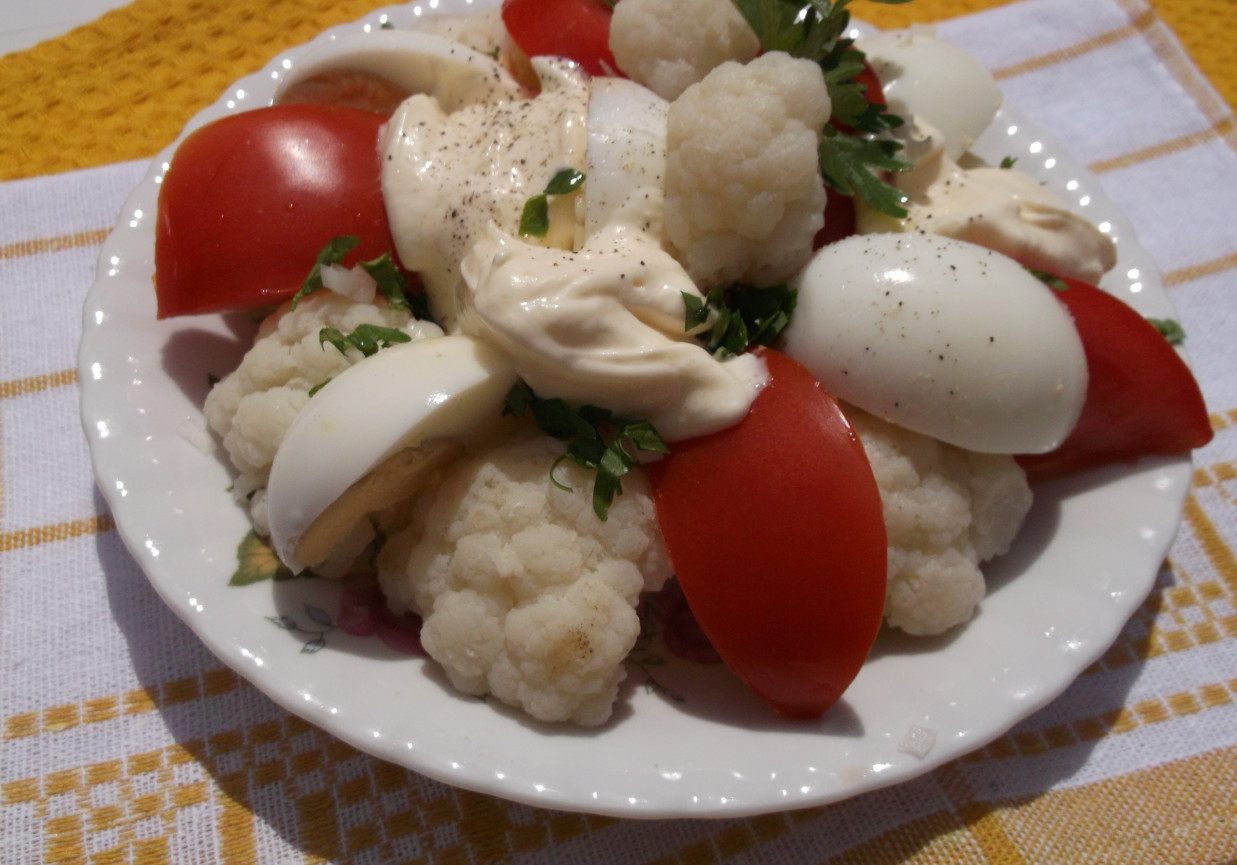 Sałatka z kalafiorem i jajkiem. foto