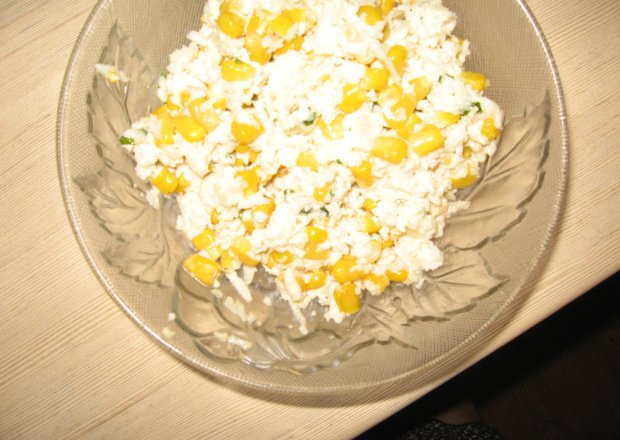 Fotografia przedstawiająca Sałatka z kalafiorem i kukurydzą