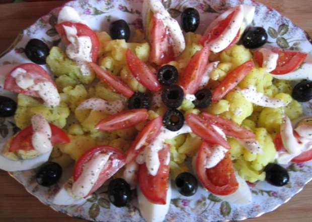Fotografia przedstawiająca Sałatka z kalafiorem i majonezem kanapkowym