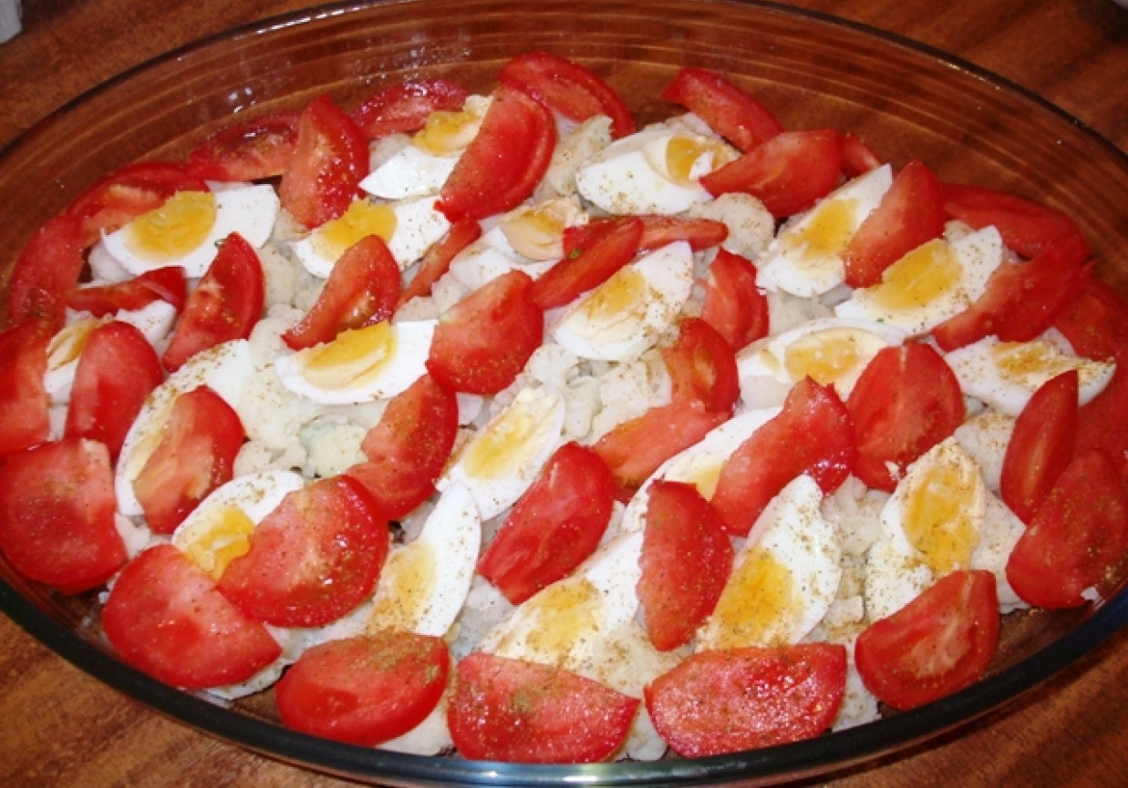 Sałatka z kalafiorem, jajami i pomidorem foto