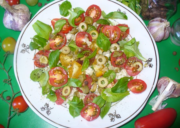 Fotografia przedstawiająca Sałatką z kapustą pekińską , pomidorkami koktajlowymi ,kaparami i oliwkami