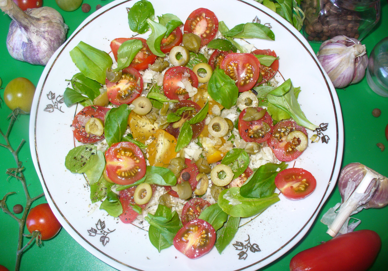 Sałatką z kapustą pekińską , pomidorkami koktajlowymi ,kaparami i oliwkami foto
