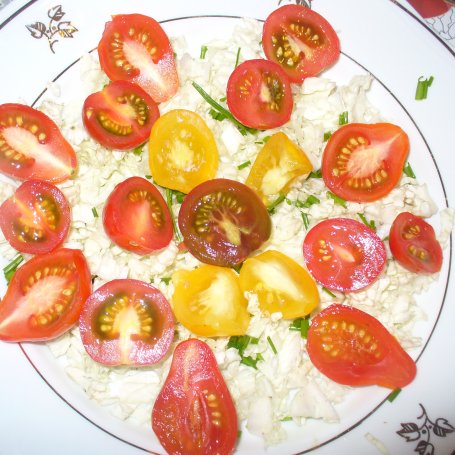 Krok 2 - Sałatką z kapustą pekińską , pomidorkami koktajlowymi ,kaparami i oliwkami foto