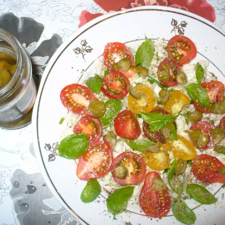 Krok 4 - Sałatką z kapustą pekińską , pomidorkami koktajlowymi ,kaparami i oliwkami foto