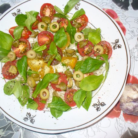 Krok 6 - Sałatką z kapustą pekińską , pomidorkami koktajlowymi ,kaparami i oliwkami foto