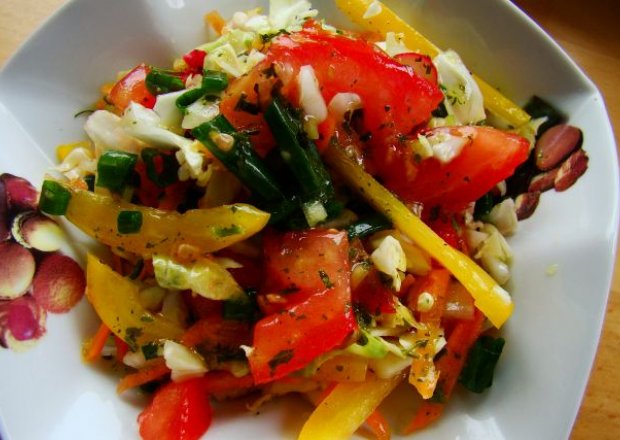 Fotografia przedstawiająca Sałatka z kapusty i pomidorów z oliwą czosnkową