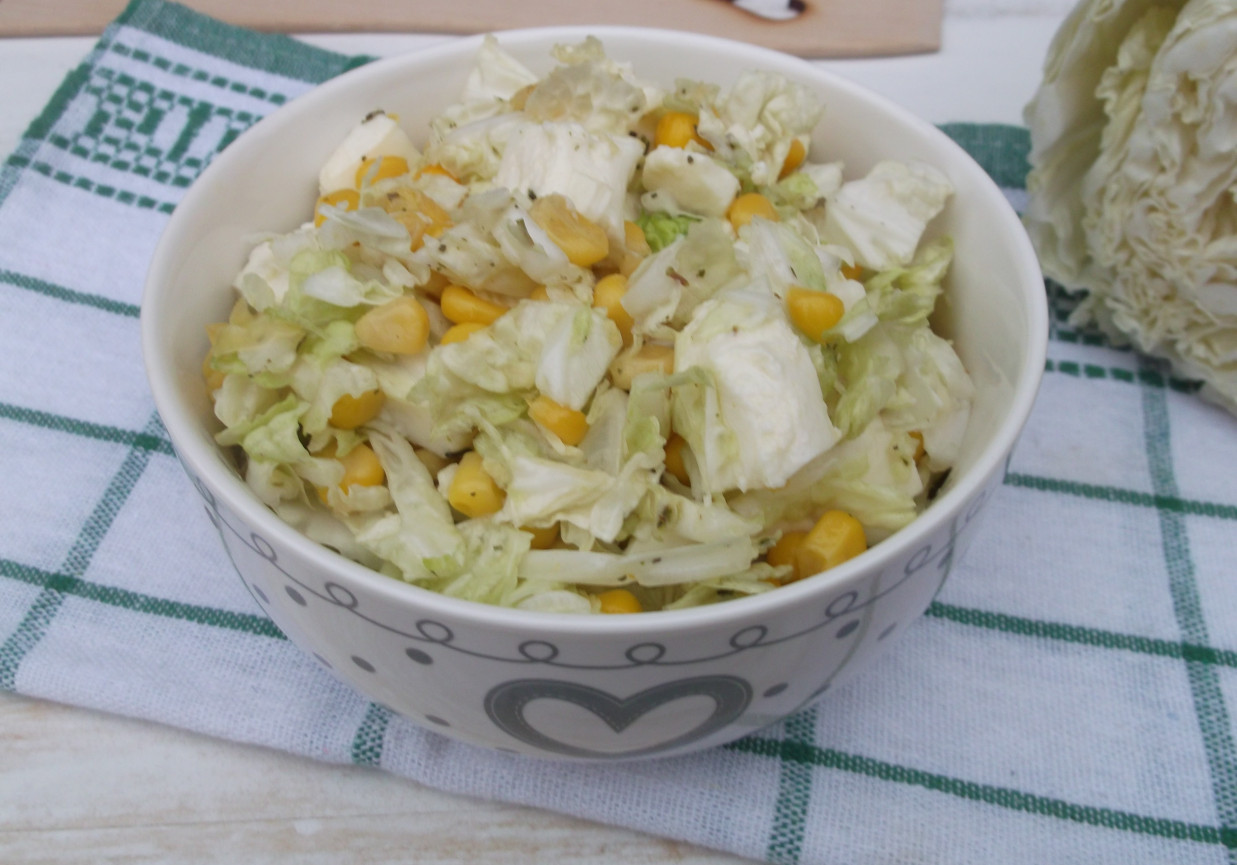 Sałatka z kapusty pekińskiej, kukurydzy i sera mozzarella
