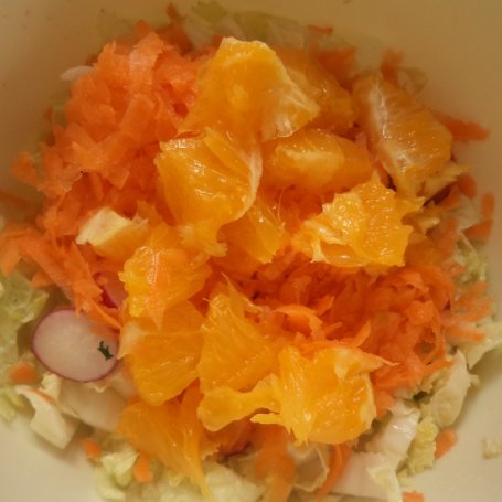 Krok 4 - sałatka z kapusty pekińskiej , pomarańczy, rzodkiewki i marchewki. foto