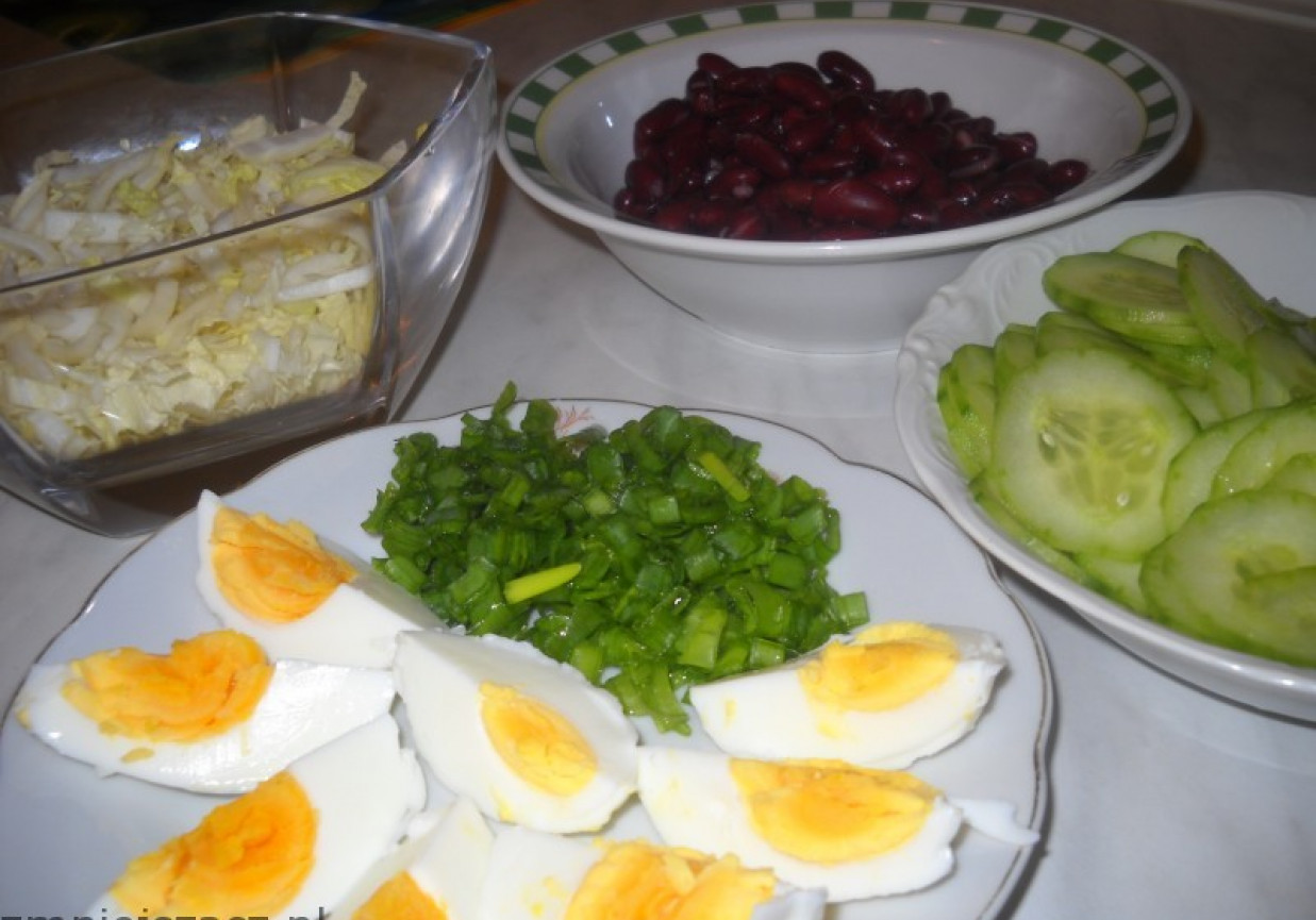 Sałatka z kapusty pekińskiej,ogórka i jajek foto