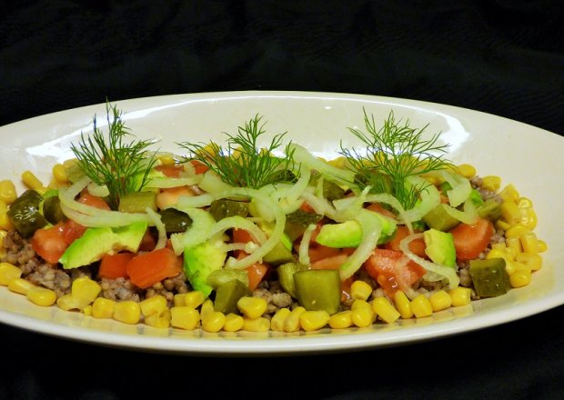 Fotografia przedstawiająca Sałatka z kasza gryczana i warzywami