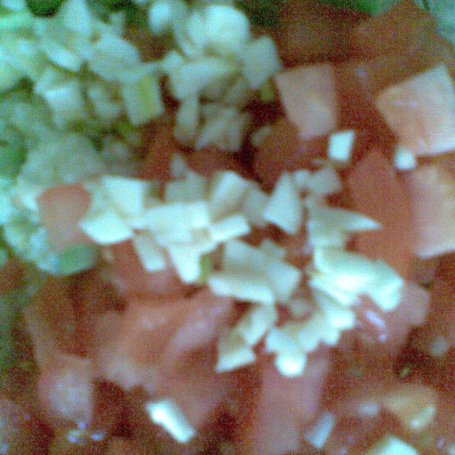 Krok 4 - Sałatka z kaszą jaglaną, awokado, czosnkiem i pomidorami foto