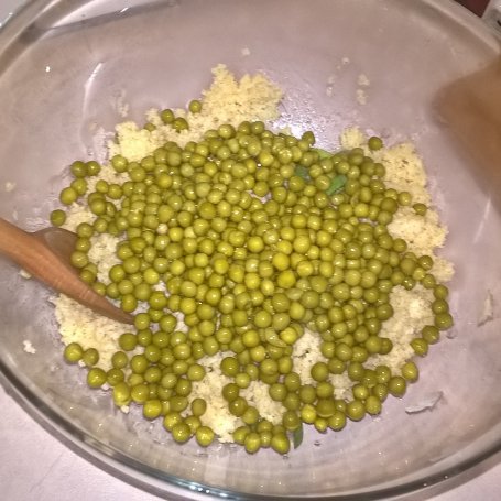 Krok 4 - Sałatka z kaszą jaglaną i wędzonym halibutem foto