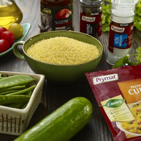 Krok 1 - Sałatka z kaszą jaglaną, pomidorami koktajlowymi, ogórkiem, kolendrą i curry foto