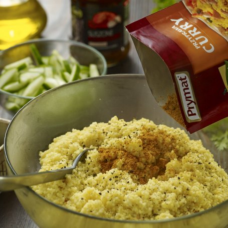 Krok 2 - Sałatka z kaszą jaglaną, pomidorami koktajlowymi, ogórkiem, kolendrą i curry foto