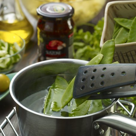 Krok 3 - Sałatka z kaszą jaglaną, pomidorami koktajlowymi, ogórkiem, kolendrą i curry foto