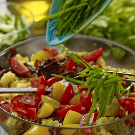 Krok 4 - Sałatka z kaszą jaglaną, pomidorami koktajlowymi, ogórkiem, kolendrą i curry foto